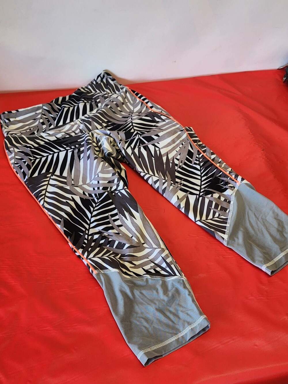 Old Navy Active Go-Dry Tropical Palm Leaf Print Compression Crop Leggings